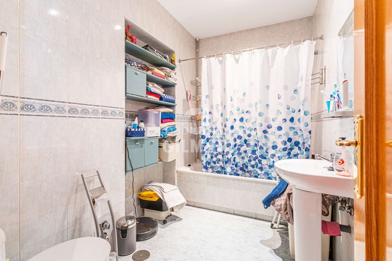 Casa adosada descubre el lujo y la comodidad en este impresionante chalet individual, ubicado en el barrio de cuatro vientos, en el distrito de en Madrid - Imagen 14