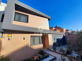 Chalet à Laguna Park. Chalet independiente de 475 m en parcela de 318 m con jardín del
