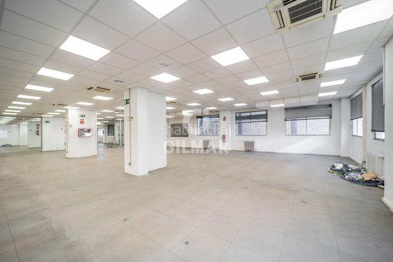 Foto 1cb9420c-e581-4afa-bd29-1a964d85d6cd. Oficina se comercializa en julián camarillo, una zona industrial con una gran proyección, adaptando lofts y oficinas a viviendas, esta mag en Madrid