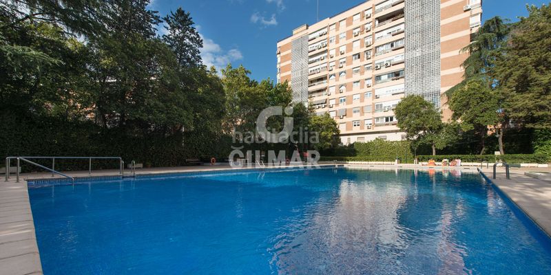 Piso ubicada en una de las zonas más demandadas del noreste , en el prestigioso entorno de arturo soria Colina, esta magnífic en Madrid