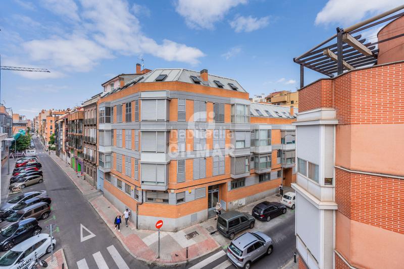 Foto 06a02fb5-fe08-4b9d-ab6d-fe8d4072f265. Ático presentamos este magnífico áticodúplex con terraza solarium.este inmueble se compone de 57m construidos, además de disponer del us en Madrid