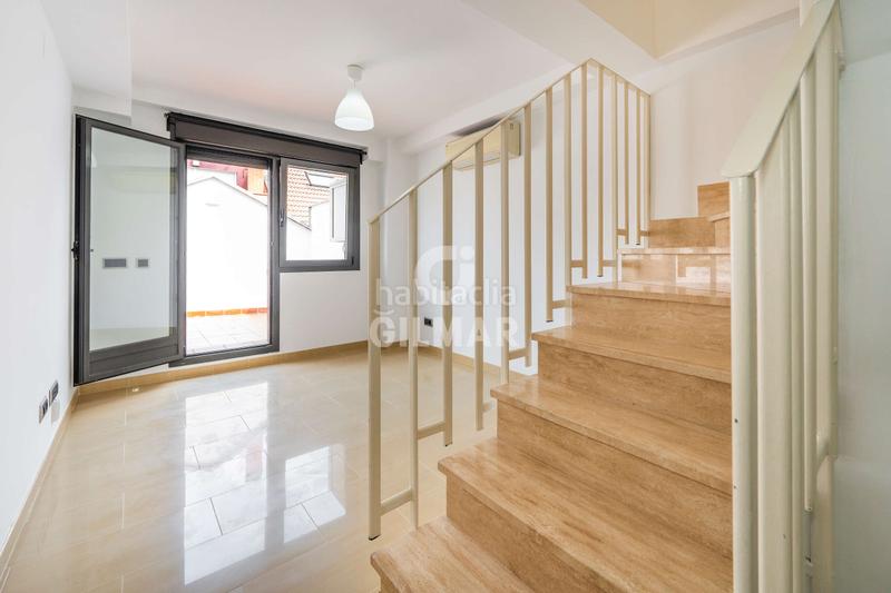 Foto d9f91350-1ac0-4337-9ab1-73d8932041d8. Ático presentamos este magnífico áticodúplex con terraza solarium.este inmueble se compone de 57m construidos, además de disponer del us en Madrid