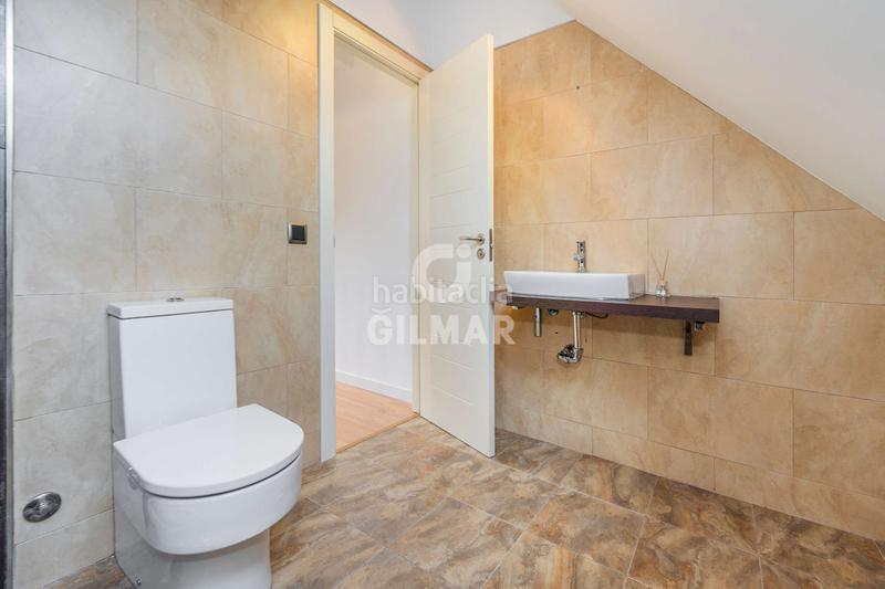 Foto ddba7f6c-abab-4148-93d9-ff1e71d0f734. Ático presentamos este magnífico áticodúplex con terraza solarium.este inmueble se compone de 57m construidos, además de disponer del us en Madrid