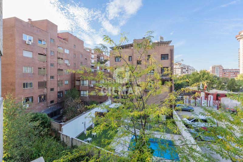 Foto 22ed2631-2785-4cd4-b9b8-76b8889eb5cc. Piso les presentamos este magnífico piso para reformar de 117 metros construidos con grandes posibilidades de redistribución de los esp en Madrid