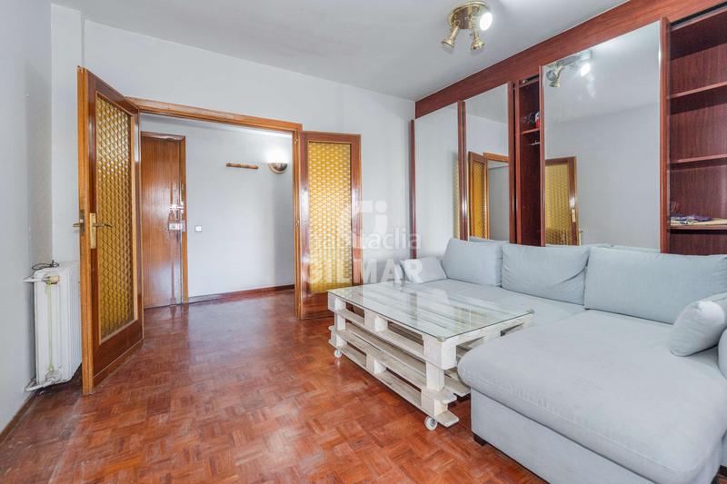 Foto 430a25f1-ceec-4a41-bc9e-e9642a0d35a2. Piso les presentamos este magnífico piso para reformar de 117 metros construidos con grandes posibilidades de redistribución de los esp en Madrid