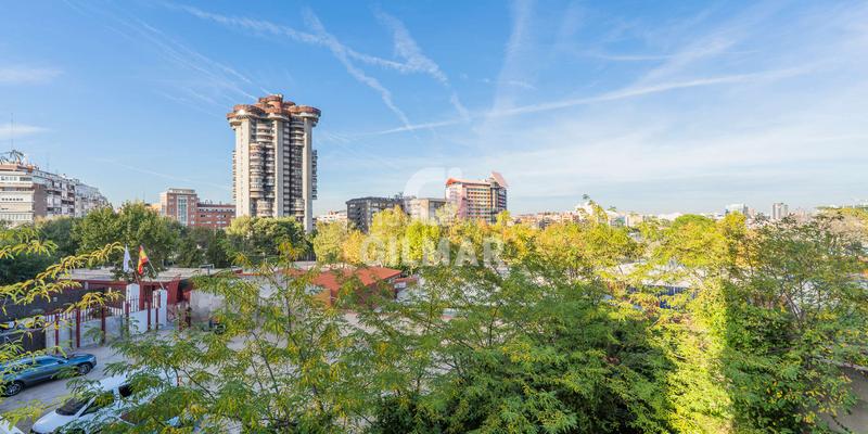 Foto b319d0c1-0b2c-4cad-b6a8-d558187d374d. Piso les presentamos este magnífico piso para reformar de 117 metros construidos con grandes posibilidades de redistribución de los esp en Madrid