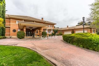 Chalet in Raya del Palancar-Guadamonte. Descubre este impresionante chalet independiente en la prestigio