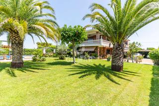 Chalet in Brunete. Se presenta este fantástico chalet independiente en los rosales,