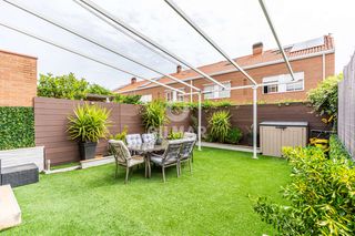 Casa adossada en Sector B. Aerotermia, placas solares con bater�as y sistema backup. adosad