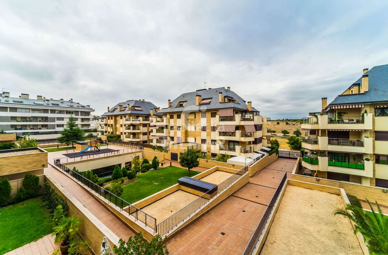 Foto 5826acfd-4fd3-4837-b51f-ab97d2c8a688. Pis amb calefacció aparcament piscina a Viñas Viejas Boadilla del Monte