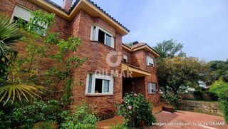Xalet en El Bosque. Vivienda dividida en dos casas sim�tricas.descubre esta magn�fic