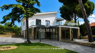 Xalet en El Olivar de Mirabal. Te presentamos este extraordinario chalet independiente situado
