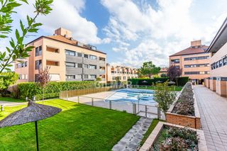 Ground floor in Sector B. Presentamos este exclusivo bajo con jardín en la zona del sector