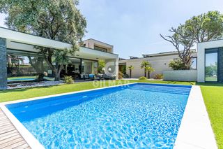 Chalet à Las Lomas. Descubre este exclusivo chalet independiente en la prestigiosa u