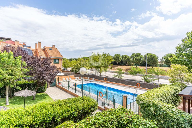 Foto 4d30a84c-d6aa-4c32-9e0c-c32f6f0b4c8c. Pis amb calefacció aparcament piscina a Sector B Boadilla del Monte