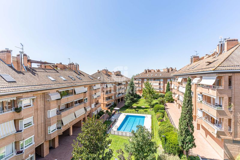 Foto df9e5680-3ec1-4c19-885e-b486e87b7ab7. Pis amb calefacció aparcament piscina a Casco Antiguo Boadilla del Monte