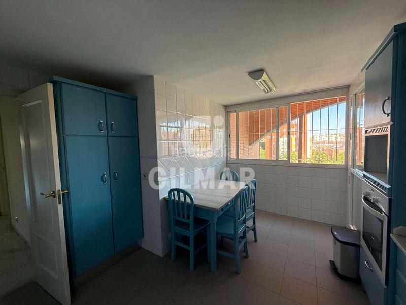 Foto 0f7bc8ff-2fe5-44e7-bc73-b36833575045. Location appartement avec parking piscine dans El Porvenir Sevilla