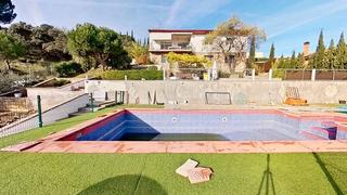 Chalet à Pino Alto-Navarredonda. Chalet independiente en valdemorillo en parcela amplia con vista