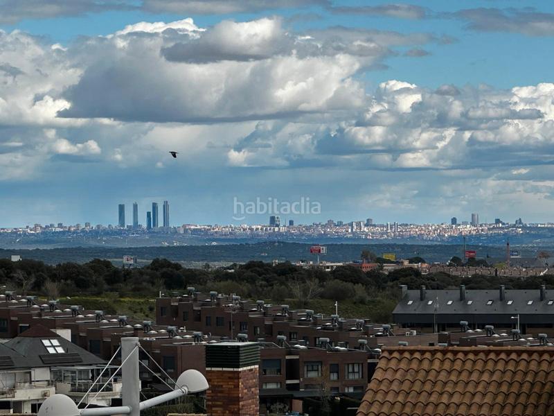 Foto 7d0bbcf1-26ad-4acc-9fdf-6837d1aa3933. Casa adosada ^**^espectacular adosado con vistas panorámicas al skyline de madrid^^**^ este precioso adosado es en Torrelodones