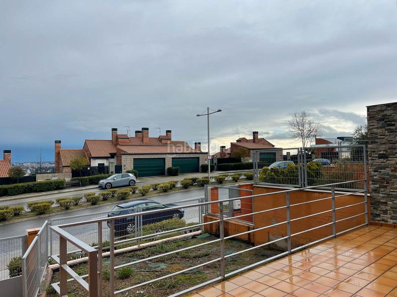 Foto 9d5c30bb-d074-4a26-aa2d-494c4a8e871b. Casa adosada ^**^espectacular adosado con vistas panorámicas al skyline de madrid^^**^ este precioso adosado es en Torrelodones
