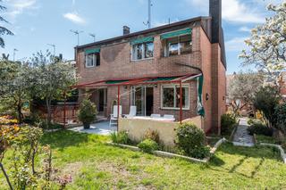 Casa aparellada a Peñagrande. Magnífico chalet adosado de esquina con más de 390 m², gran jard