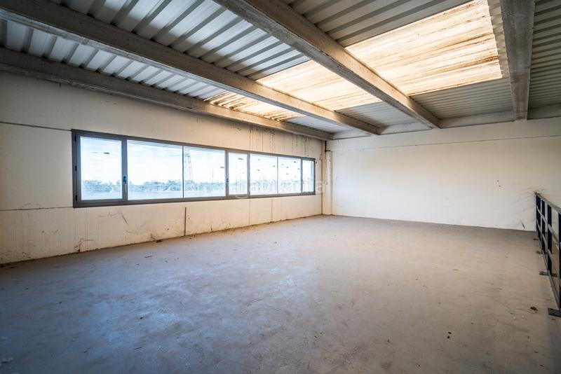 Foto 845fb635-87d5-4839-a054-3fb167e2e597. Industrial building in Meco pueblo Meco