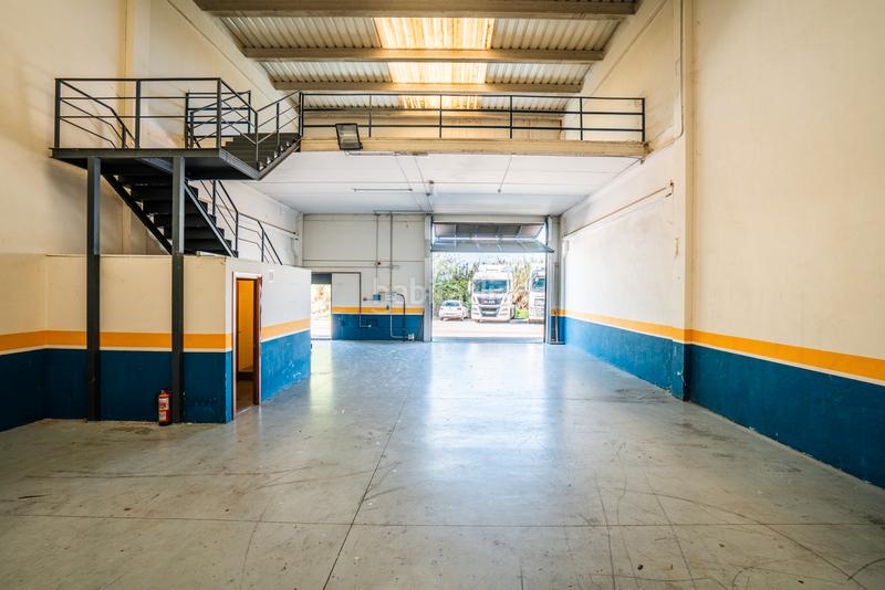 Foto 9ecf9c4c-8412-4f7f-8944-d1c925fb128e. Industrial building in Meco pueblo Meco