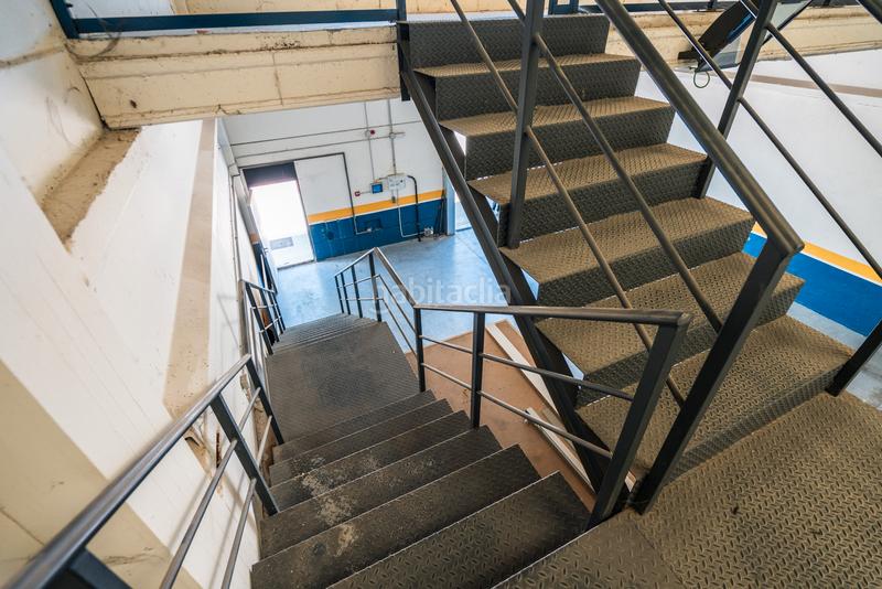 Foto dfbcadae-292f-4c51-92bb-105814cf4951. Industrial building in Meco pueblo Meco