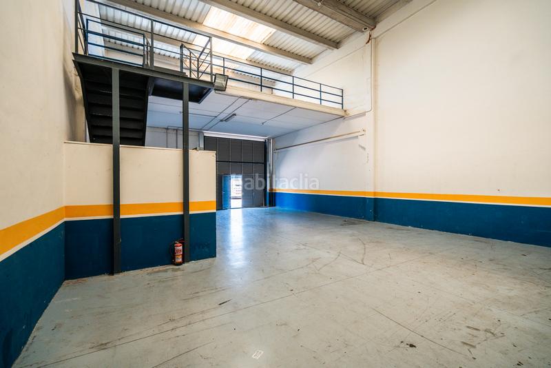 Foto f16b723f-2272-4fea-8c71-8b75500f0340. Industrial building in Meco pueblo Meco