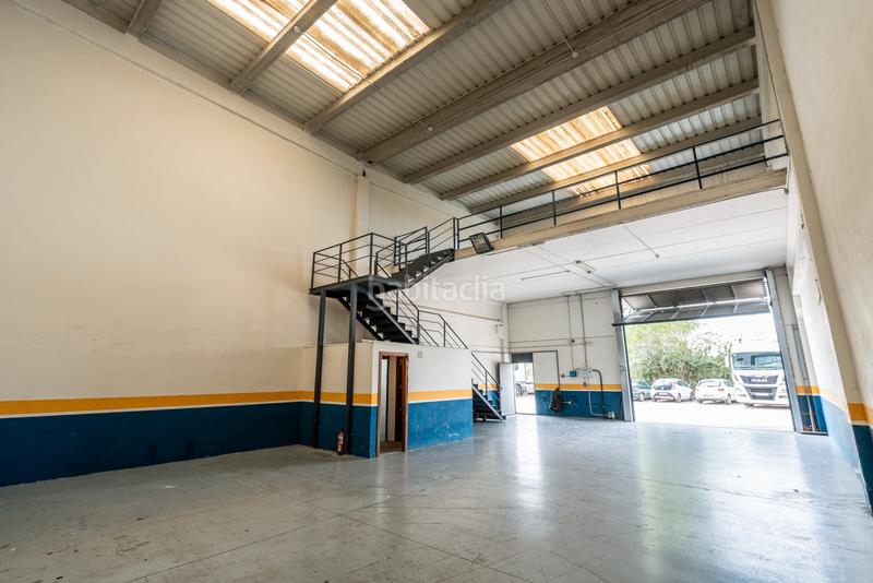 Foto fd099071-1e92-461f-a4ba-d6034fce57fd. Industrial building in Meco pueblo Meco