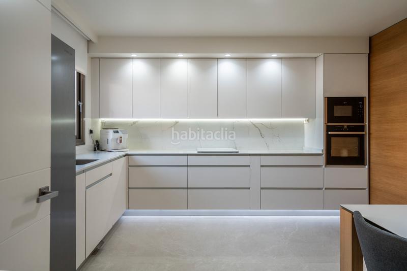 Foto 20eb9b72-8a68-4d67-a24b-4b4e0f201594. Casa adossada amb xemeneia calefacció aparcament piscina a Madrid