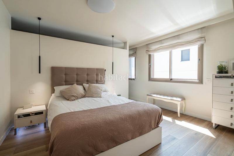 Foto bf7c62fc-c232-4f9c-b85a-8980bb42228d. Casa adossada amb xemeneia calefacció aparcament piscina a Madrid