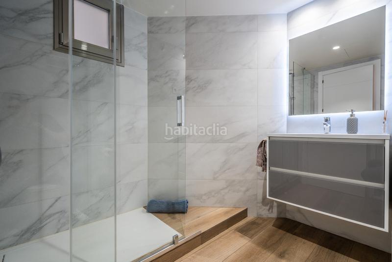 Foto e846aa9b-03a5-42b9-9a1d-a08cfc0628ae. Casa adossada amb xemeneia calefacció aparcament piscina a Madrid