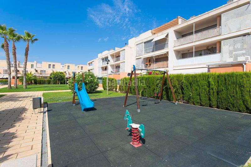 Foto 0c53cbb5-f30a-4f72-8a7e-10248208f954. Piso espectacular piso bajo con jardín en urbanización adelfas ii – golf presentamos este magnífico piso bajo con dos amplias en Alicante