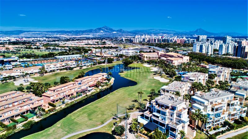 Foto 0de3fb19-5584-4190-b966-6e3b45d4e2c1. Piso espectacular piso bajo con jardín en urbanización adelfas ii – golf presentamos este magnífico piso bajo con dos amplias en Alicante