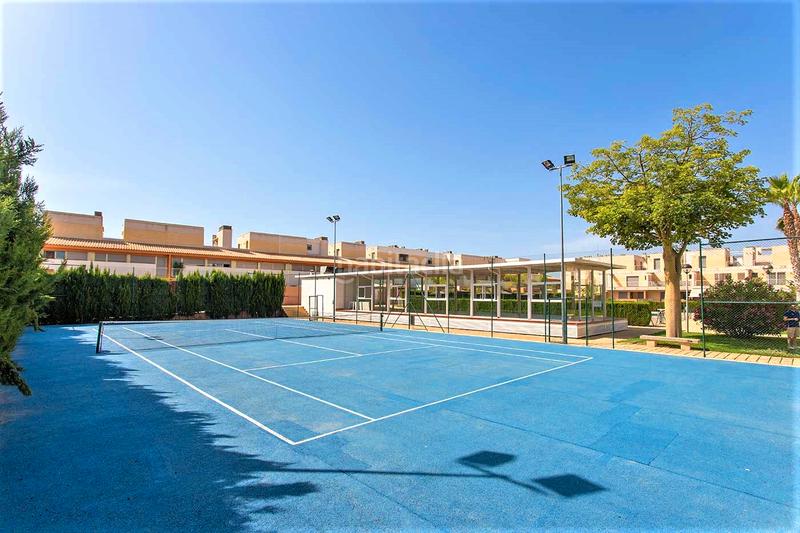 Foto 5d9df572-1d1e-40c5-87fd-f4945a7bbb4c. Piso espectacular piso bajo con jardín en urbanización adelfas ii – golf presentamos este magnífico piso bajo con dos amplias en Alicante