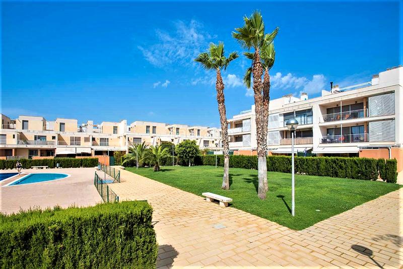 Foto 814d8aa9-0029-4293-b329-7d9cf7dc65b0. Piso espectacular piso bajo con jardín en urbanización adelfas ii – golf presentamos este magnífico piso bajo con dos amplias en Alicante