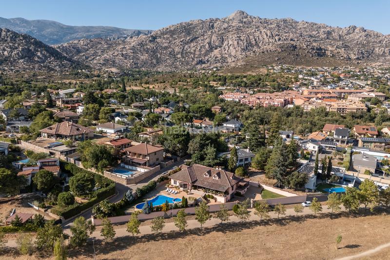 Foto 07678f53-ed62-42f5-a703-4e9c50d7ac85. Xalet amb xemeneia calefacció piscina a Manzanares el Real