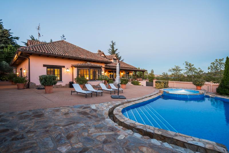 Foto ae80110c-f0a7-46e4-9ab5-7935edb0d84e. Xalet amb xemeneia calefacció piscina a Manzanares el Real