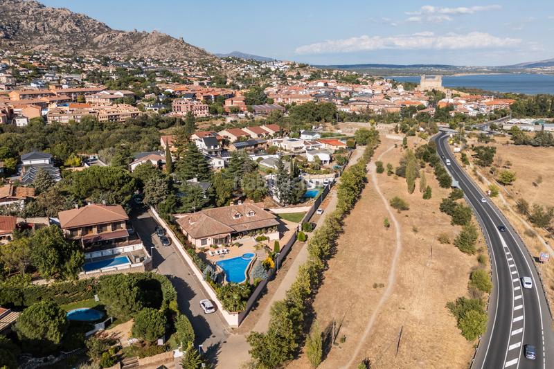 Foto ccbd4533-d0b3-4713-966d-2b3bf1b6a19a. Xalet amb xemeneia calefacció piscina a Manzanares el Real