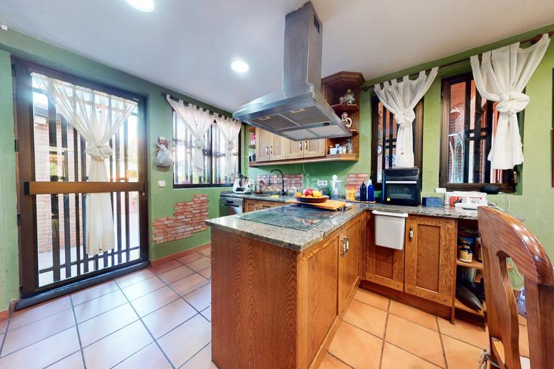 Foto 12dde19d-37bc-460a-9e4d-6890f32da8e9. Casa adossada amb xemeneia calefacció aparcament piscina a Galapagar