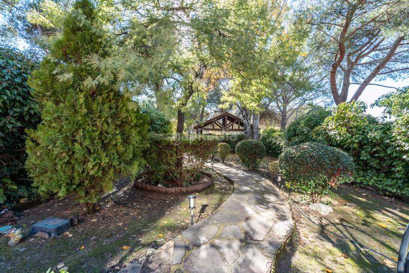 Foto 2f9ee943-c37f-4fdd-991a-69e985896f2c. Casa adossada amb xemeneia calefacció aparcament piscina a Galapagar