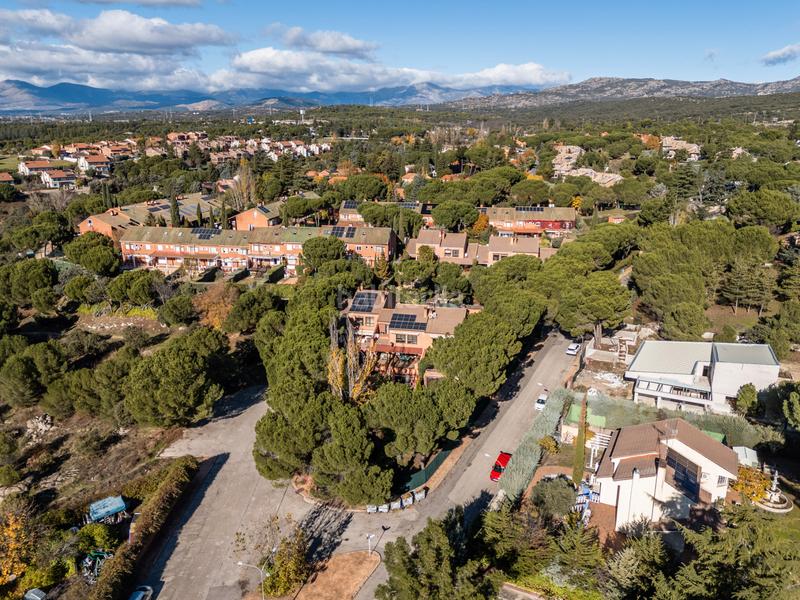 Foto a1bc124f-671c-4f0e-84a2-ca52673ada34. Casa adossada amb xemeneia calefacció aparcament piscina a Galapagar
