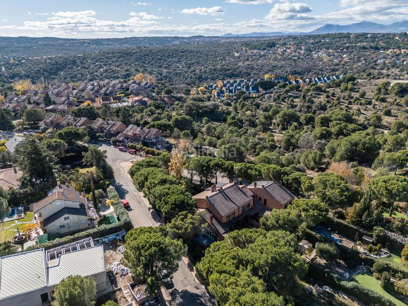 Foto cdc8d910-e6a2-41f6-a6ac-099606f9a98c. Casa adossada amb xemeneia calefacció aparcament piscina a Galapagar