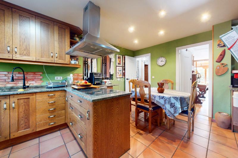 Foto e68c3e93-f0e8-4147-83ec-8f7d5cf7deb4. Casa adossada amb xemeneia calefacció aparcament piscina a Galapagar