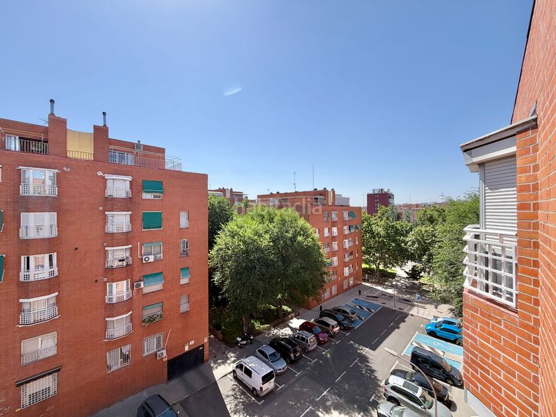 Foto f40a8b6e-a3d7-4f02-9a5e-bde16b467d26. Dúplex amb calefacció a Portazgo Madrid