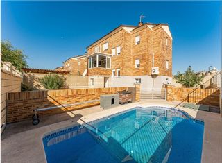Maison jumelée  Calle cáceres. ^**^excelente chalet en esquina con piscina privada y más de 350