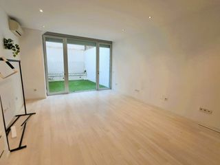 Pis  Calle del ferrocarril. Exclusivo local/vivienda en planta semisótano