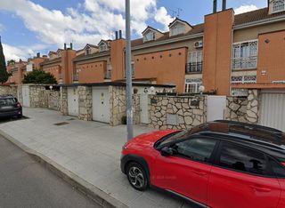 Casa a Laguna Park. Ezan pone a la venta un fabuloso chalet adosado en parla madrid.