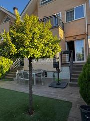 Casa aparellada a Hospital. Casa en venta en valdemoro